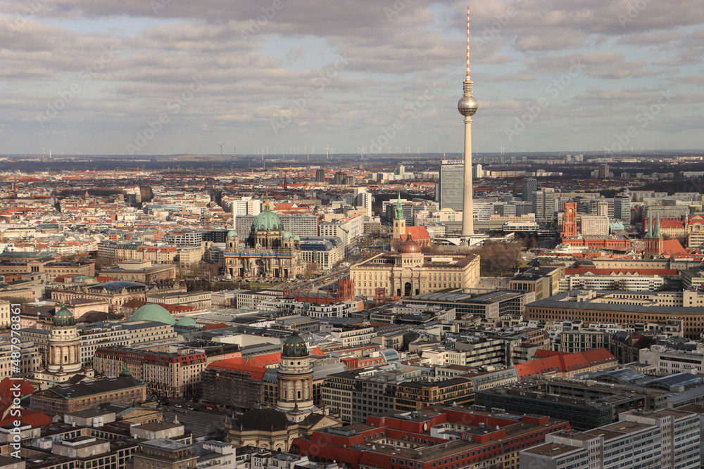 Obraz premium Berlin aus der Luft; Historisches Stadtzentrum mit Gendarmenmarkt, Dom, Marienkirche, Schloss, Rathaus und Nikolaikirche