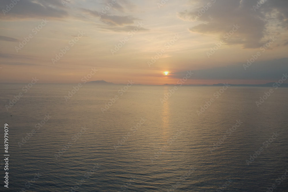 солнечный закат на море в серо-розовых тонах
