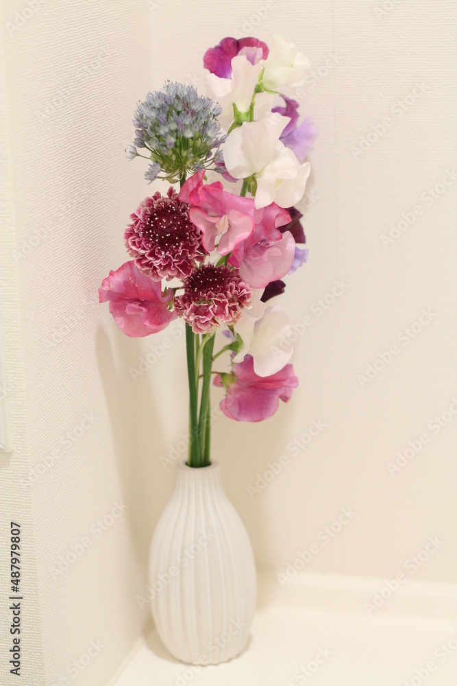 Naklejka premium 春の花束（スイートピー、アリウム、スカビオサ）