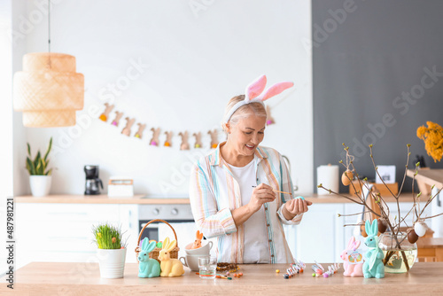 Smiling senior woman wearin...