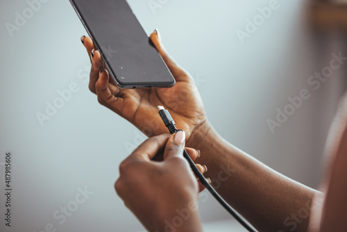 Canvas-taulu Woman hands plugging a charger in a smart phone