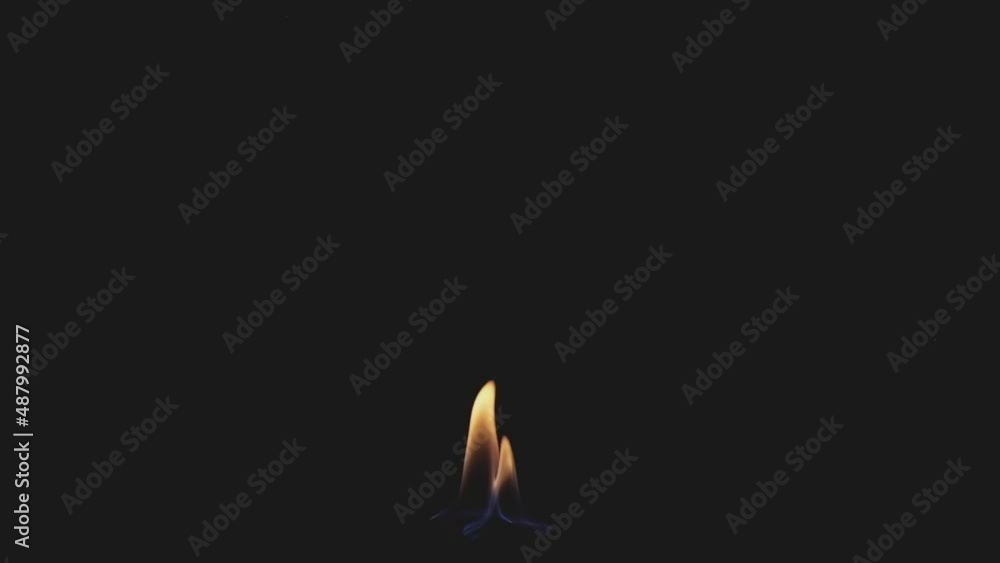 Kleines Feuer in Zeitlupe vor dunklem Hintergrund auf Holz 1 Kleines Feuer in Zeitlupe vor dunklem Hintergrund auf Holz 1