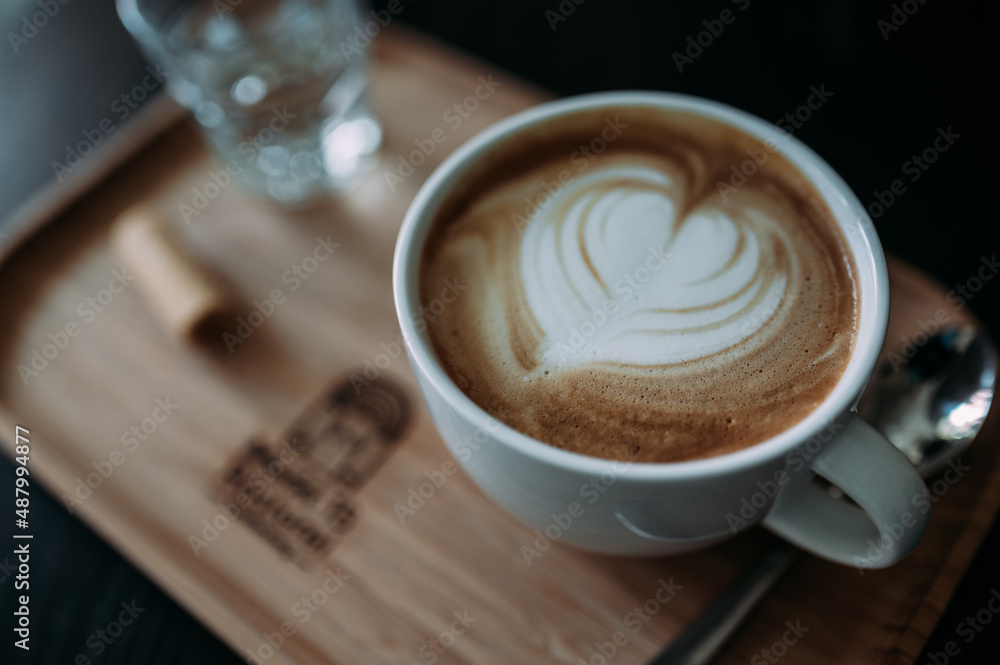 Barista macht ein Herz aus Milchschaum in einer Kaffee Rösterei Barista macht ein Herz aus Milchschaum in einer Kaffee Rösterei