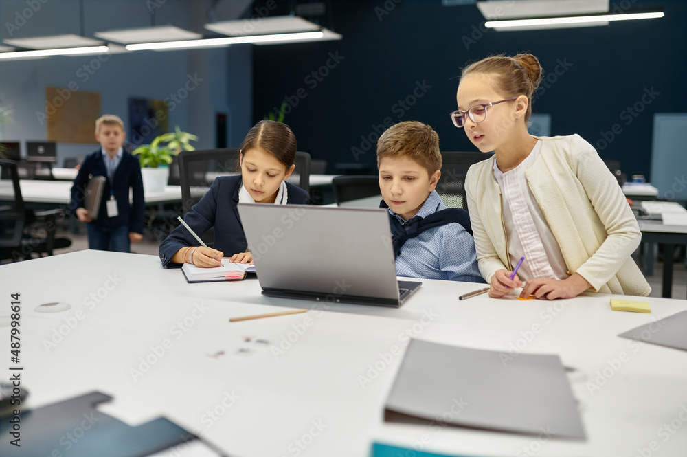 Obraz premium Digital native students e-learning over laptop computer