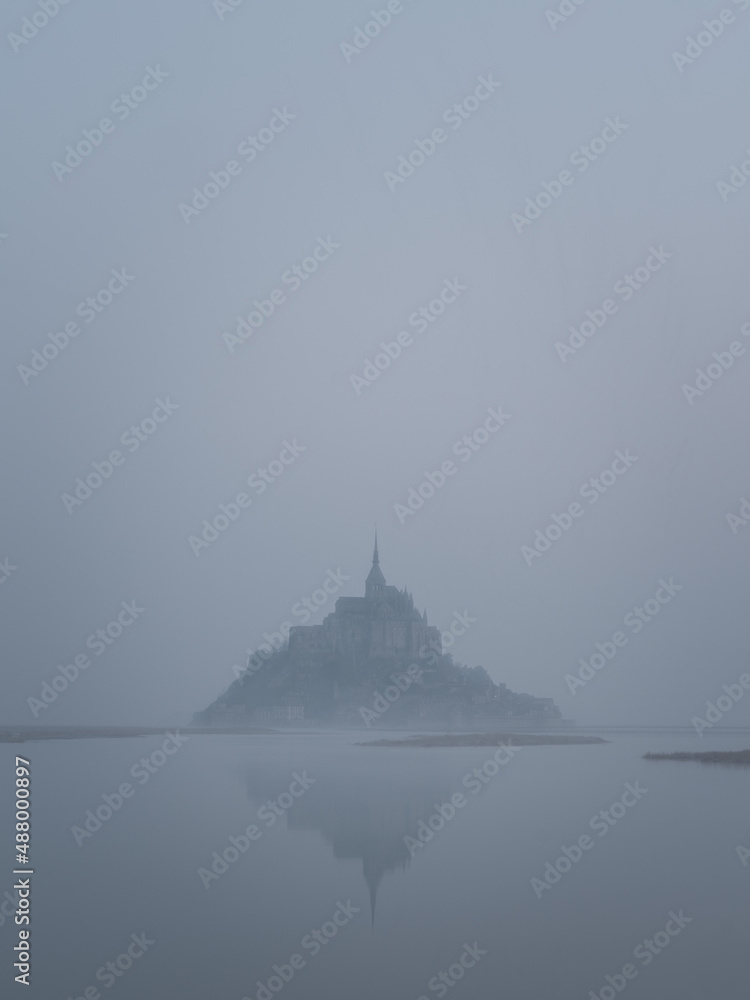Obraz premium Le Mont Saint Michel dans la brume hivernale