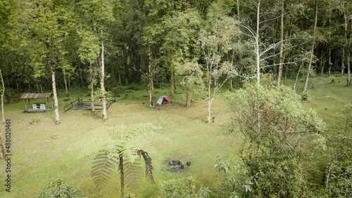 Tienda de camping en el bosque.