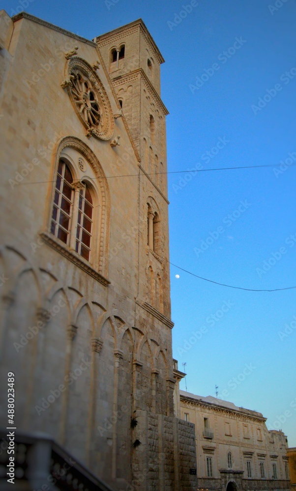 Chiesa medievale con una luna in lontananza