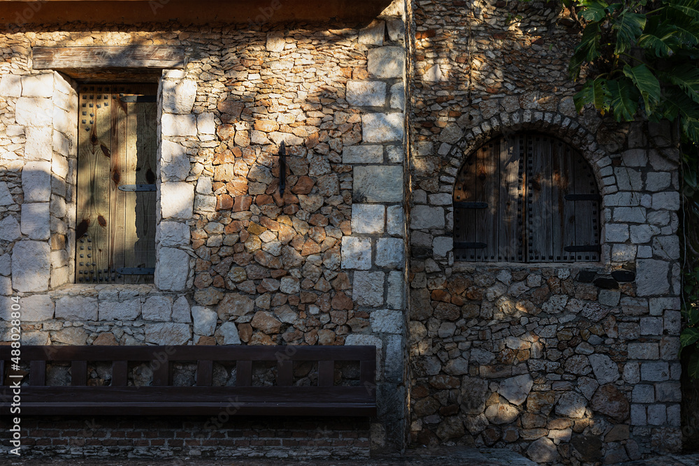 Φωτογραφία two windows of different shapes on the ancient wall