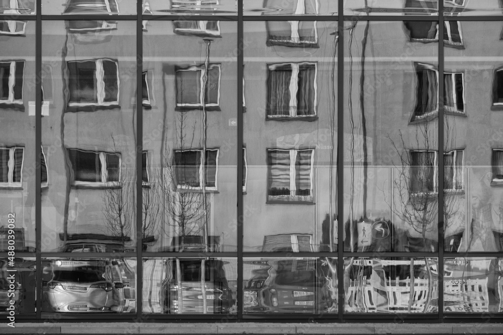 Fototapeta premium Spiegelung von Straße und Häusern