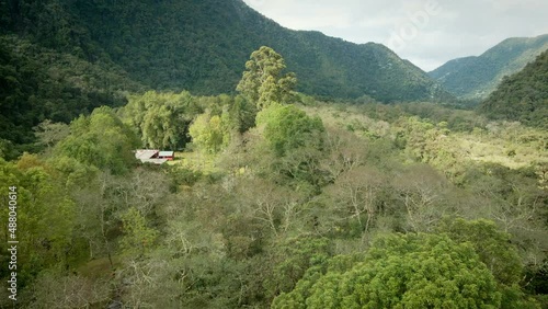 Valle boscoso rodeado de montañas.