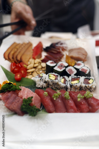 bandeja de sushi variado