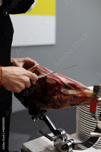 cortando lonchas de jamón ibérico photo