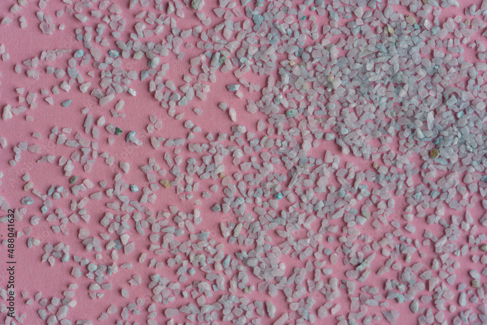Papel rosado de cartulina de fondo con piedritas de color turquesa a modo de textura puntillista con espacio para texto Papel rosado de cartulina de fondo con piedritas de color turquesa a modo de textura puntillista con espacio para texto