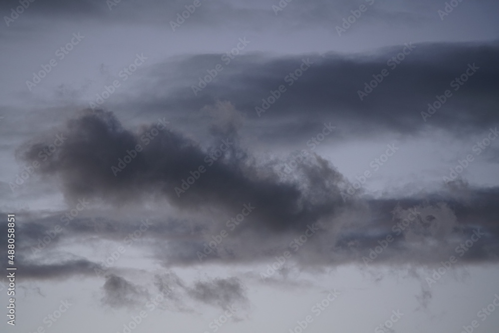 Graue und baue Wolken am Himmel während ein Sturm aufzieht Graue und baue Wolken am Himmel während ein Sturm aufzieht