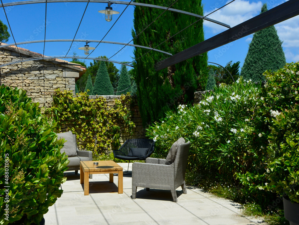 Obraz premium meble ogrodowe na tarasie, patio w ogrodzie, seating area in the garden 
