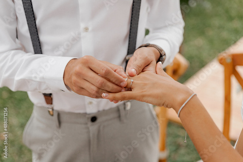 Anillos de casados, manos con anillos de novios. 