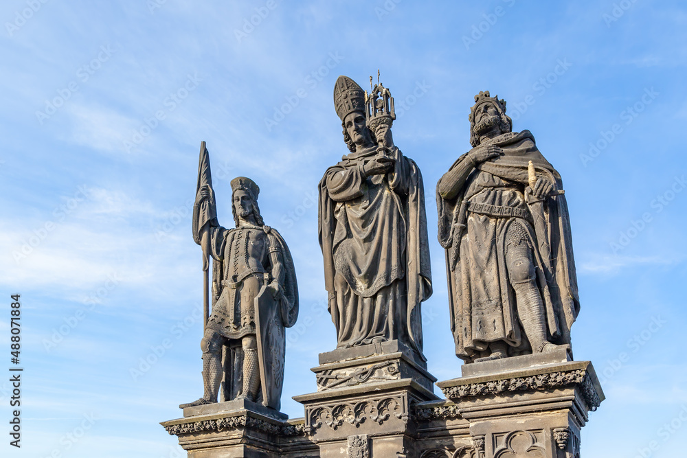 Obraz premium Statues of Saints Norbert, Wenceslaus and Sigismund in Prague