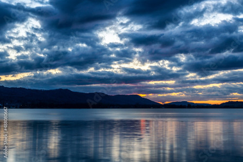 Fototapeta Naklejka Na Ścianę i Meble -  Seeufer zur blauen Stunde mit schöner Wolkenstimmung	