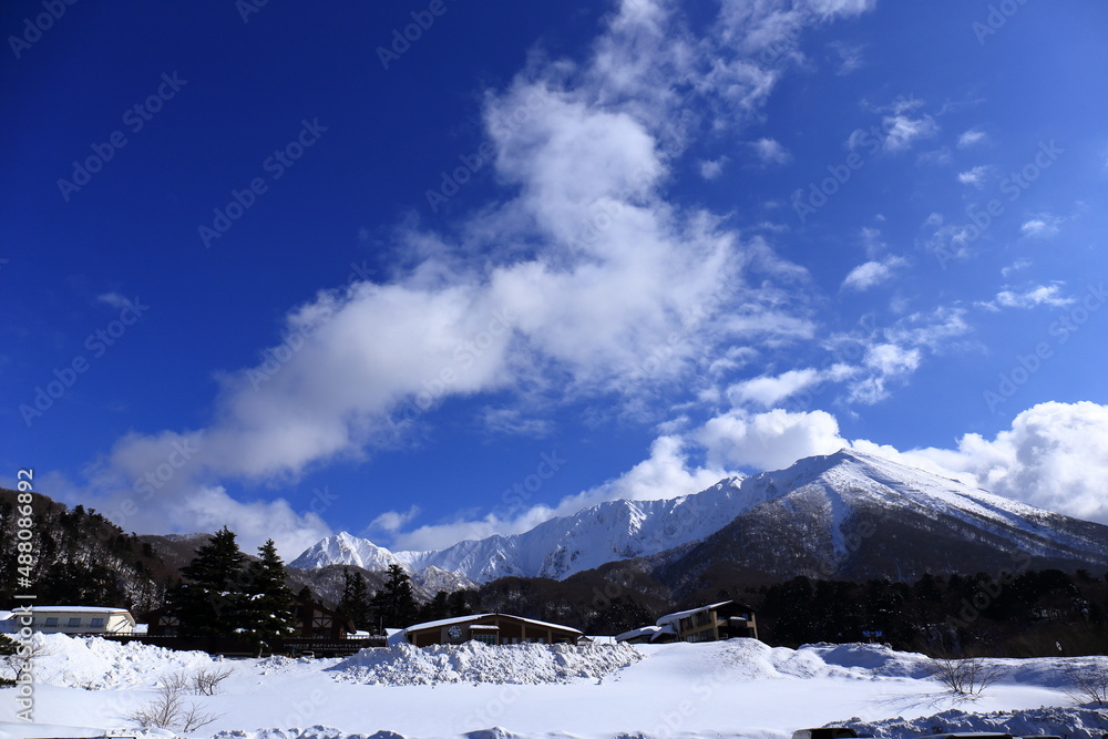 Fototapeta premium 積雪し険しさを見せる鳥取県の伯耆大山と北壁
