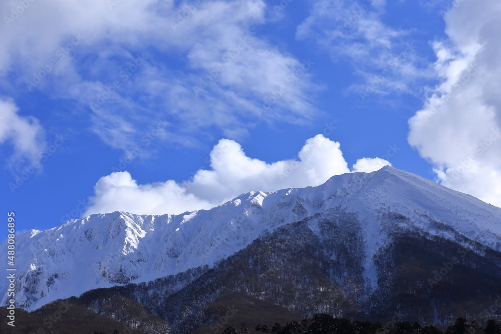積雪し険しさを見せる鳥取県の伯耆大山と北壁 積雪し険しさを見せる鳥取県の伯耆大山と北壁