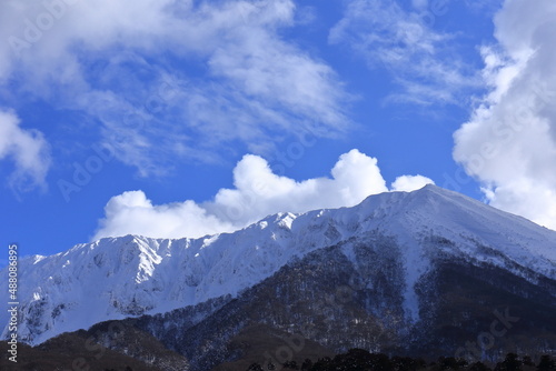 積雪し険しさを見せる鳥取県の伯耆大山と北壁