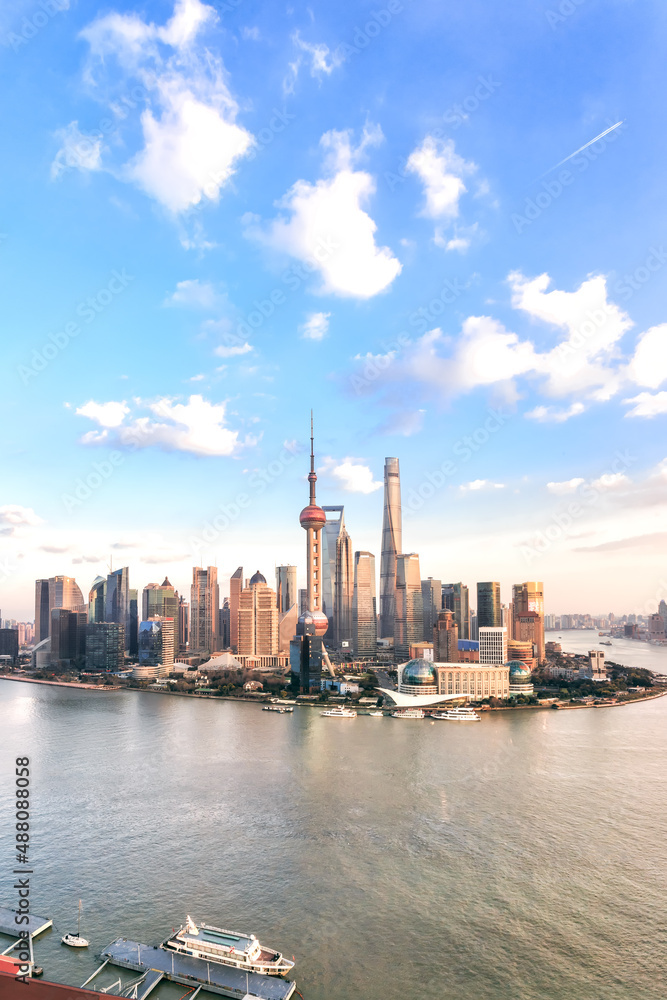 Obraz premium Shanghai skyline and cityscape at sunset