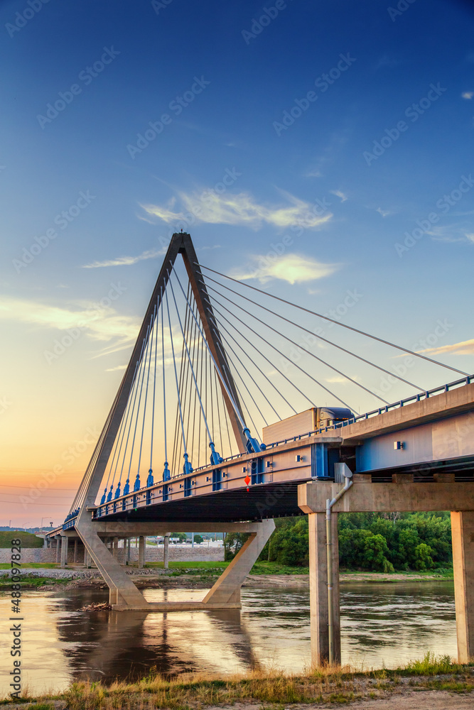 Obraz premium semi tractor trailer crossing Bridge Kansas City Missouri 
