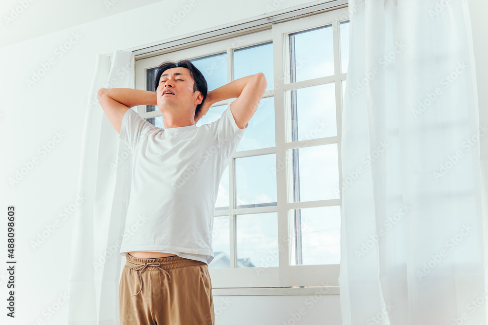 起床・深呼吸する男性
起床・深呼吸する男性