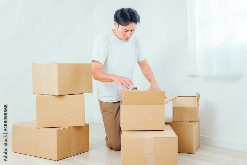 荷造りする男性(困る)
荷造りする男性(困る)