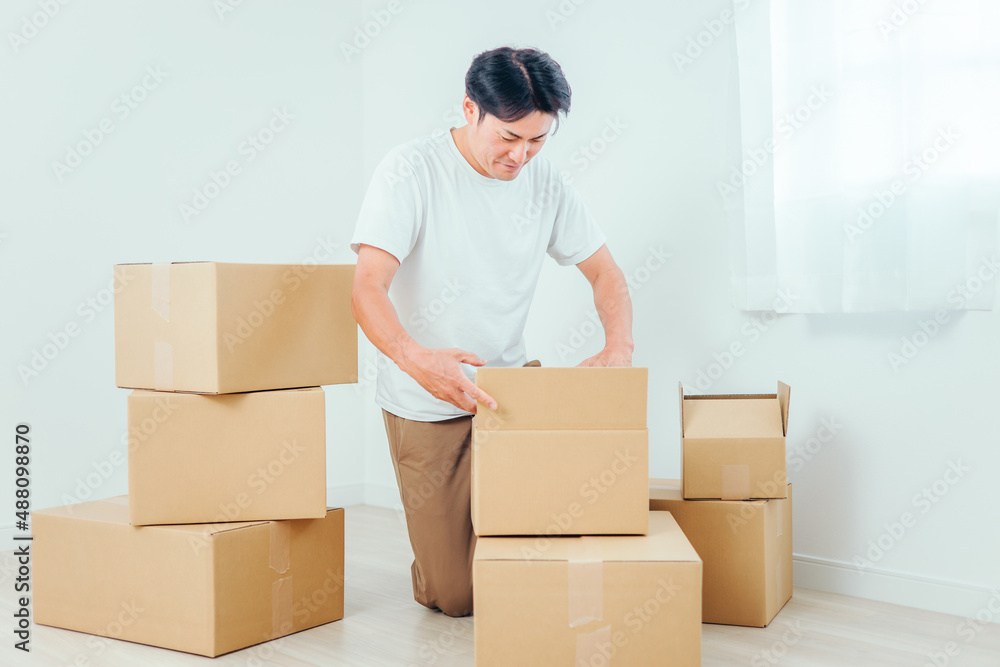 荷造りする男性(笑顔)
荷造りする男性(笑顔)