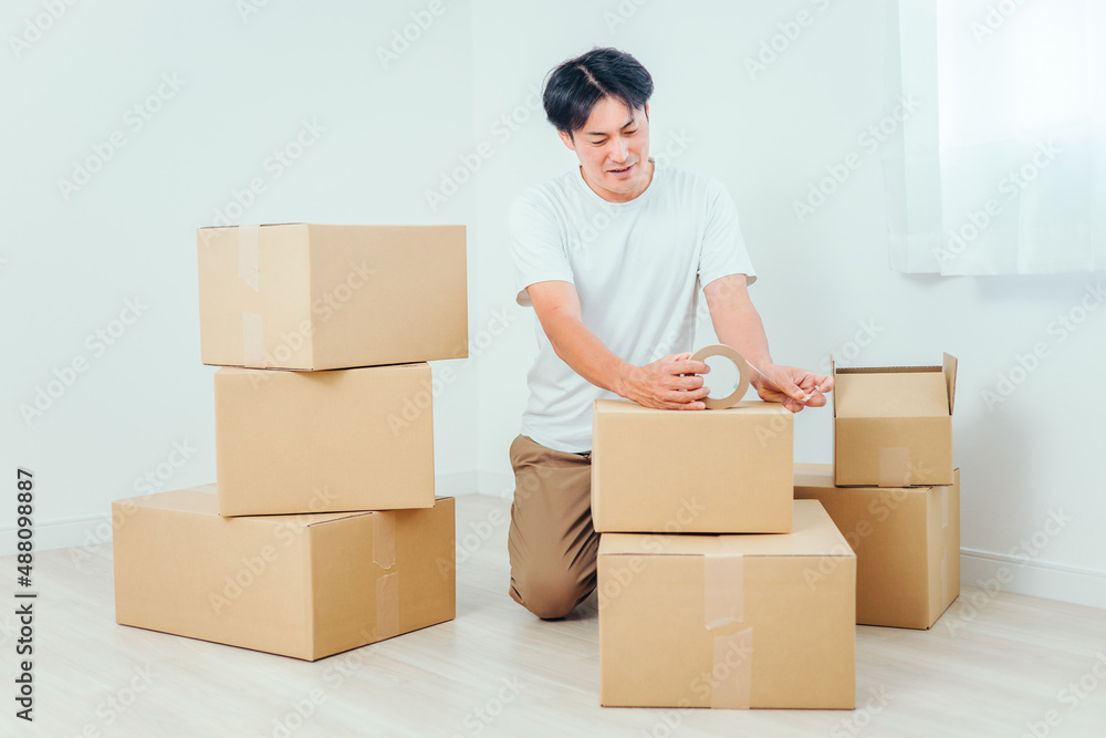 荷造りする男性(困る)
荷造りする男性(困る)