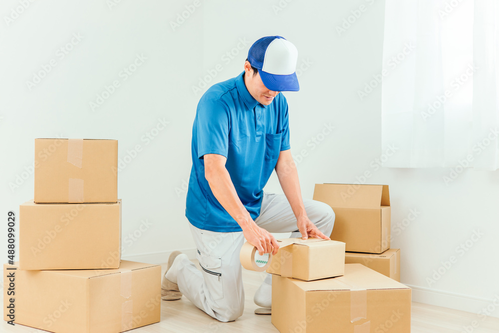 引越し作業をする男性(笑顔)
引越し作業をする男性(笑顔)