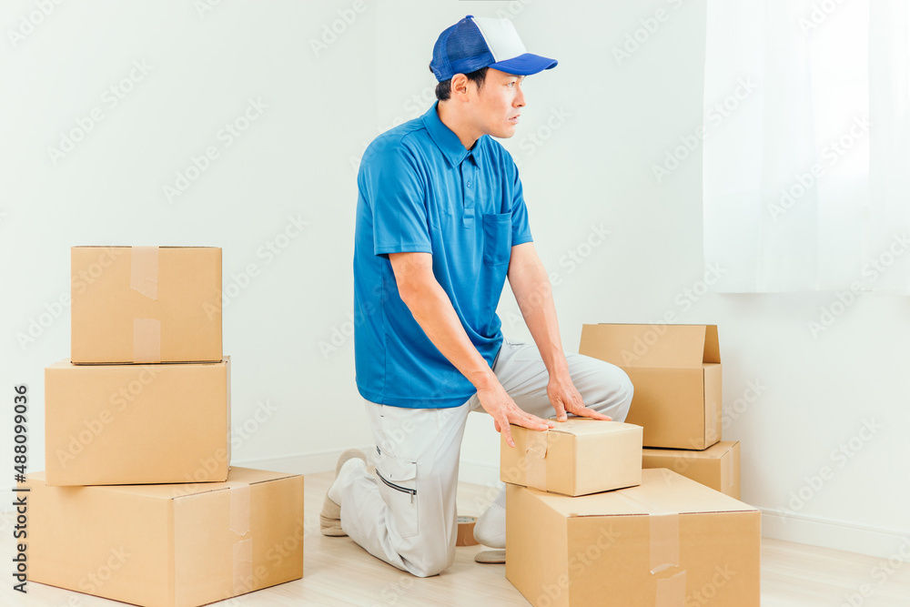 引越し作業をする男性(疲労)
引越し作業をする男性(疲労)