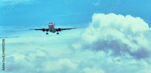 un avión esta despegando hacia un largo y satisfactorio viaje en una mañana de un maravilloso cielo levemente nublado