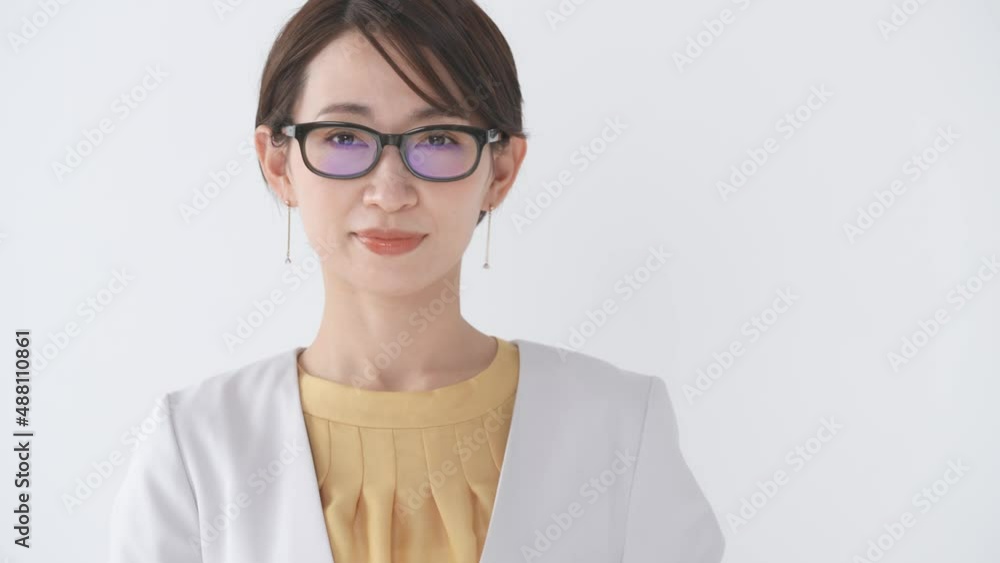 目が疲れる女性 目が疲れる女性