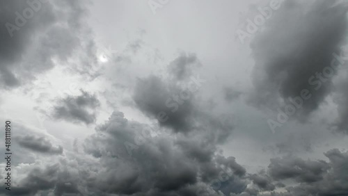 Grauer Himmel mit wilden Wolkenfetzen und drohendem Regen photo