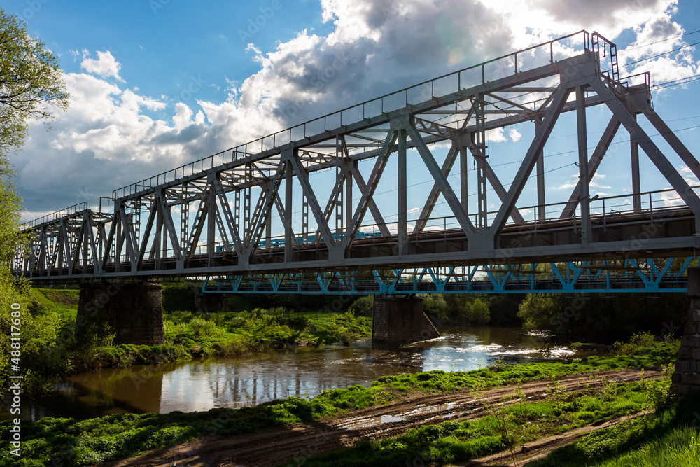 Obraz premium Old metal structure of the railway bridge across the Protva river near the village of Obolenskoye, Kaluga region, Russia