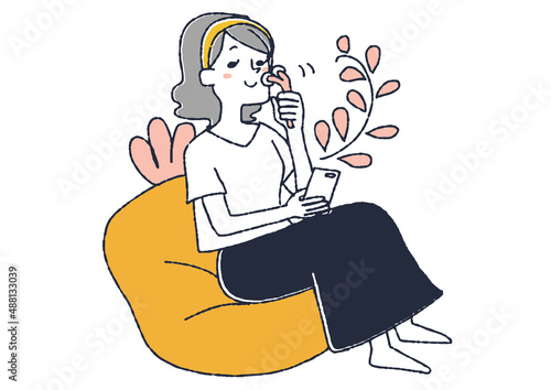 お肌のマッサージをする女性　コミカルな手書きの人物イラスト　ベクター線画にシンプルな色つけ　白バック