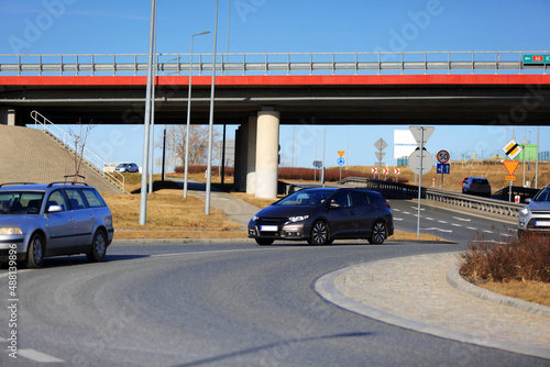 Samochody na skrzyżowaniu, rondzie, trasie ekspresowej, wiadukt, most. © Stanisław Błachowicz
