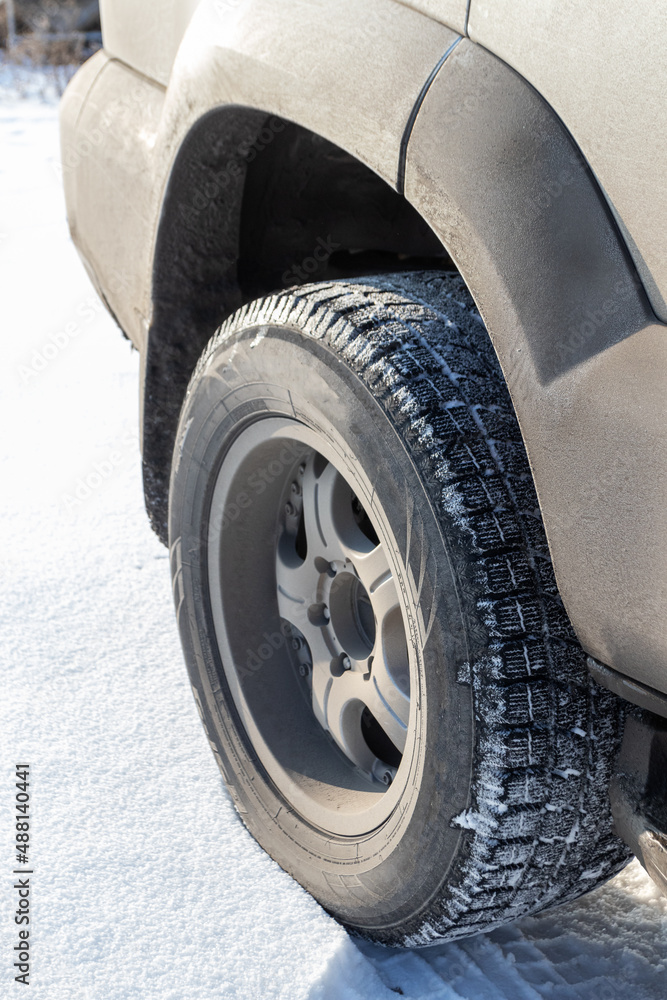 Naklejka premium Velcro rear tire of a body on frame SUV on a snowy road