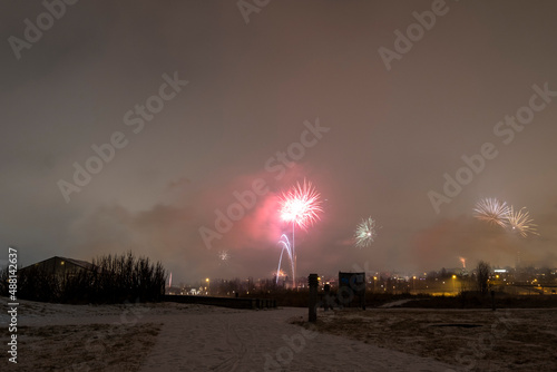 Mit einem Silvesterfeuerwerk über der isländischen Hauptstadt begrüßen die Isländer das neue Jahr. / The Icelanders greet the new year with New Year's Eve fireworks over the Icelandic capital.