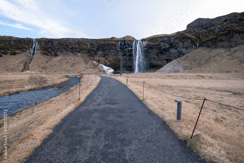Leere am sonst bei Touristen beliebten Seljalandsfoss im Süden Islands. Wegen der Corona-Pandemie kommen kaum Reisende ins Land. Die Tourismusindustrie war die Haupteinnahmequelle von Island.