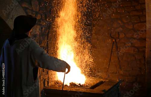 forja medieval trabajador de hierro forjando hierro caliente en la fragua ferrón país vasco legazpi 4M0A0914-as22 photo