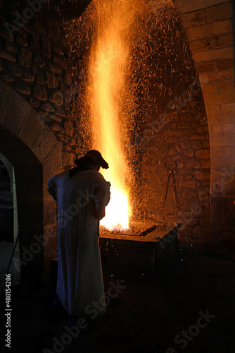 forja medieval ferrería antigua trabajador de hierro forjando hierro caliente en la fragua ferrón país vasco legazpi 4M0A0929-as22 photo