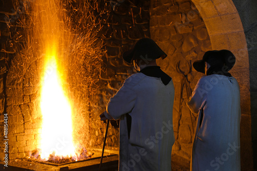 forja medieval trabajador de hierro forjando hierro caliente en la fragua ferrón país vasco legazpi 4M0A1008-as22