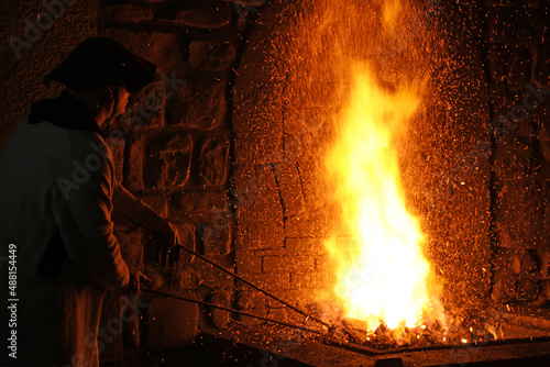 forja medieval antigua trabajador de hierro forjando hierro caliente en la fragua ferrón país vasco legazpi 4M0A1038-as22 photo