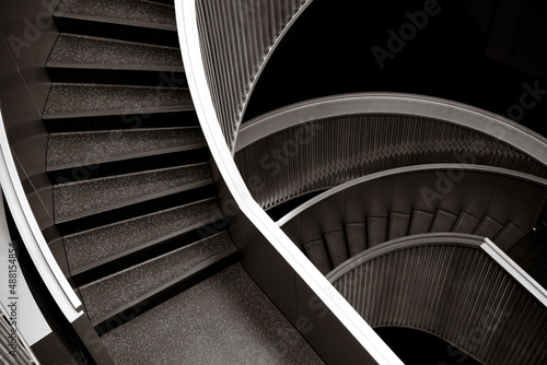 blick auf moderne Wendeltreppe von oben photo