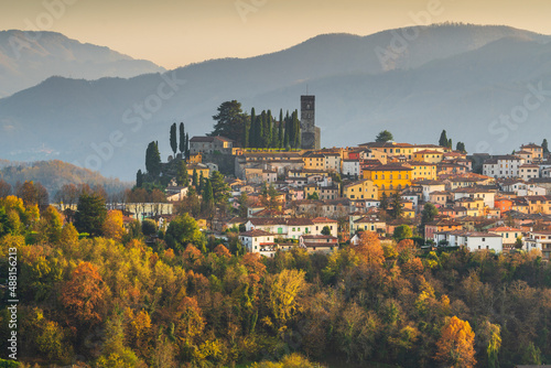 Foto Barga village at sunset in autumn. Garfagnana, Tuscany, Italy.