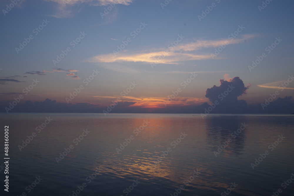 Fototapeta premium モルディブ ディフューシ島の夕暮れ