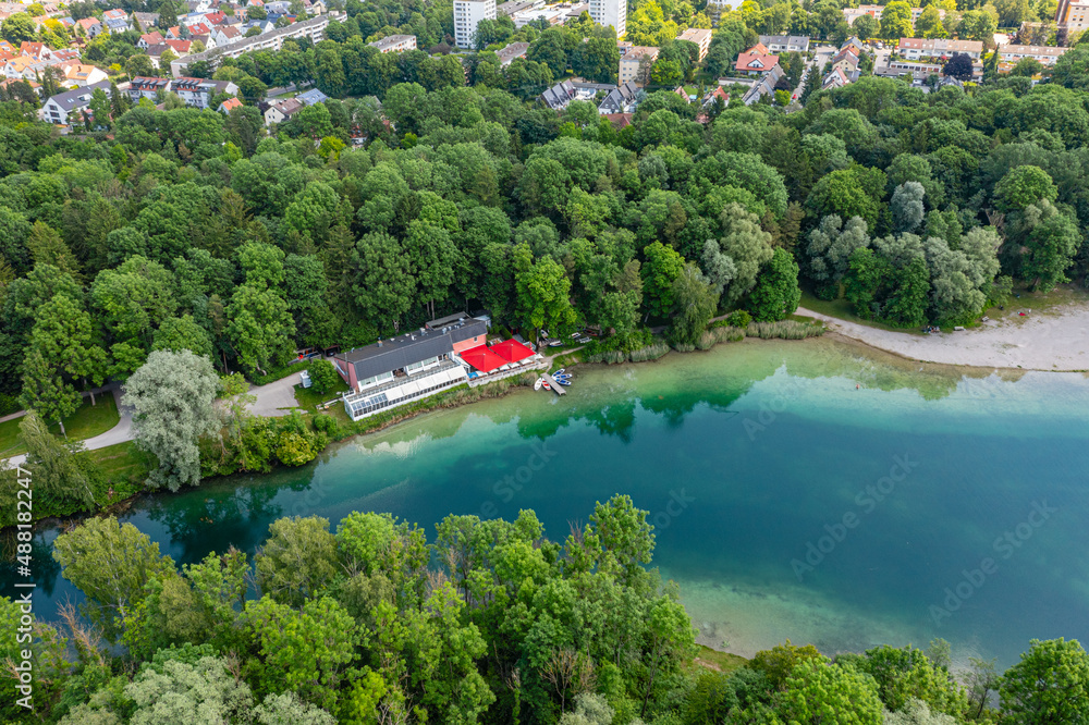 Luftbild der Seelounge am Kuhsee in Augsburg im Sommer 2021